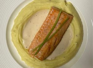 Foto di Salmone croccante al burro, purea di patate e salsa al tartufo