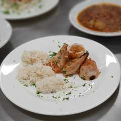 Una foto de Calamares rellenos de langostinos con arroz