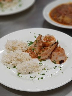 Una foto de Calamares rellenos de langostinos con arroz