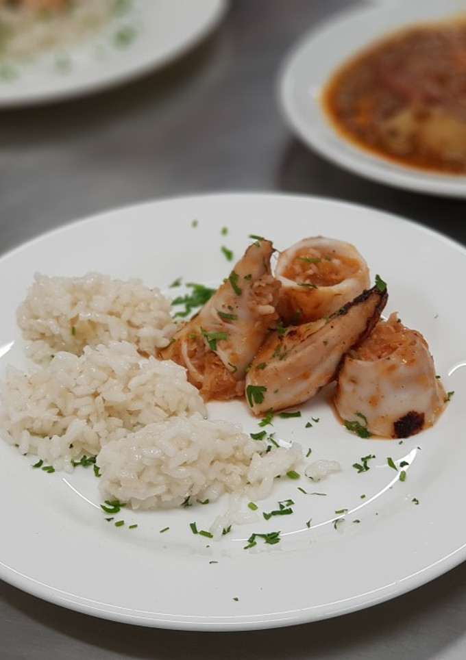 Una foto de Calamares rellenos de langostinos con arroz