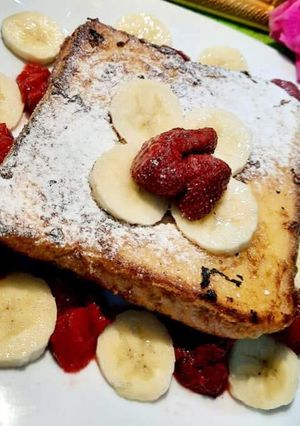A picture of French Toast with banana n Strawberry 😋.