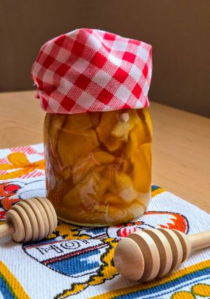Una foto de Ajos y jengibre fermentados en miel de abejas 🧄🫚🍯🐝