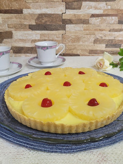 Una foto de Tarta de crema pastelera y ananá