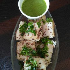 A picture of White dhokla.