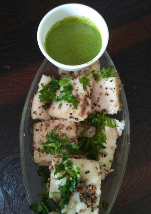 A picture of White dhokla.
