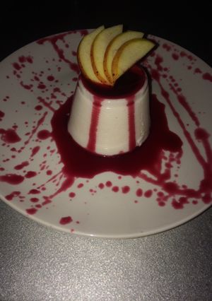 Una foto de Panna cotta de coco con coulis de jamaica y mezcal oaxacaqueño