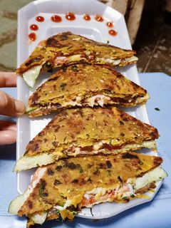 થેપલા વેજીટેબલ ક્લબ સેન્ડવિચ (thepla Vegetable Club Sandwich Recipe In Gujarati) રેસીપી મુખ્ય ફોટો