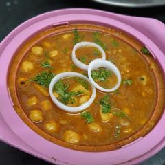 A picture of Dhaba style chickpeas sabji.