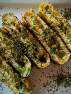 Una foto de Omelette con centro de dips de Berenjena y semillas de sésamo!