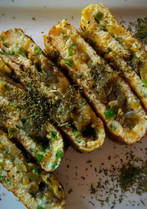 Una foto de Omelette con centro de dips de Berenjena y semillas de sésamo!