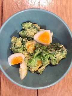 Une photo de Salade de brocolis et d'avocats