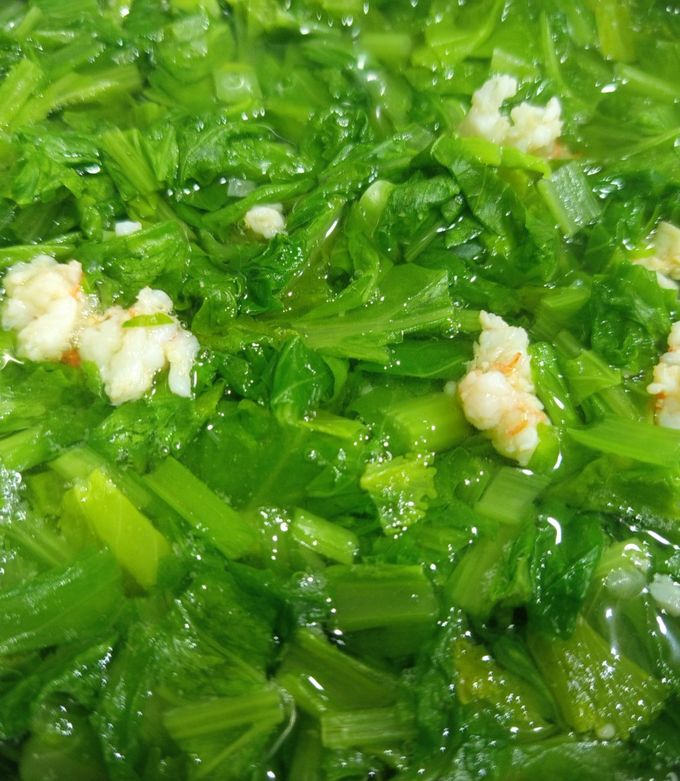 A picture of Vietnamese Mustard Greens Soup with Shrimp.