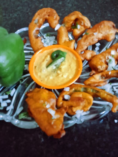 குடைமிளகாய் பஜ்ஜி(capsicum bajji recipe in tamil) செய்முறை முக்கிய புகைப்படம்