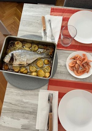 Una foto de Dorada con patatas y gambas