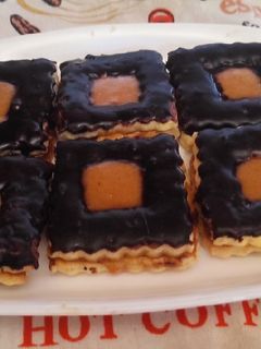 صورة لوصفة صابلي لقهوة العشية☕ بالكراميل والشكولا 🍫