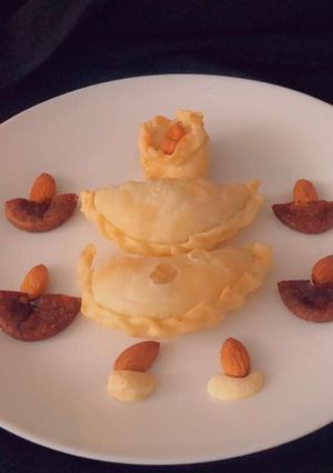 A picture of Oats and dryfruits gunjiya.