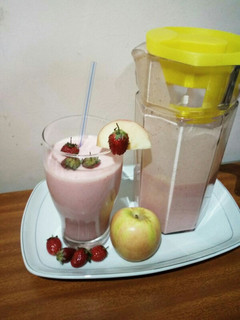 A picture of Apple strawberries smoothie.
