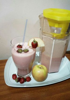A picture of Apple strawberries smoothie.