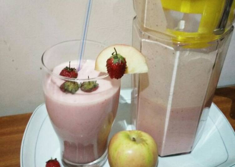 Apple strawberries smoothie