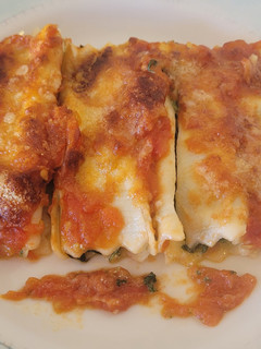 Una foto de Canelones de espinacas con ricota y salsa de tomate en un plis plas