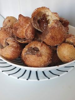 Una foto de Buñuelos tradicional sin levadura rellenos de chocolate