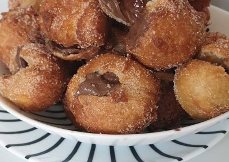 Buñuelos tradicional sin levadura rellenos de chocolate