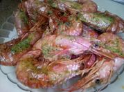 Una foto de gambas a las plancha