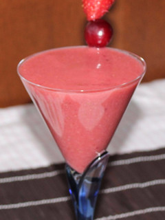 Una foto de Gazpacho de fresas y cerezas