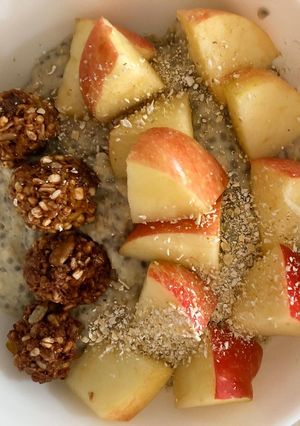 Une photo de Porridge pomme, avoine et lait d’amande