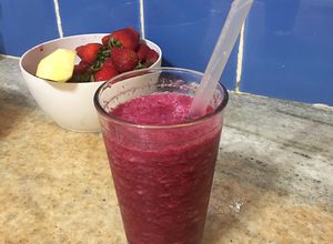 Una foto de Licuado de remolacha(cabos), frutilla y manzana 🍏 🍓🌰