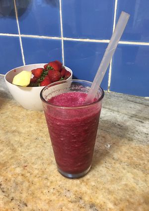 Una foto de Licuado de remolacha(cabos), frutilla y manzana 🍏 🍓🌰