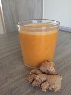 Una foto de Jugo de mandarinas, naranja, zanahoria y jengibre 🥕🍊