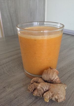 Una foto de Jugo de mandarinas, naranja, zanahoria y jengibre 🥕🍊