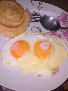 Una foto de Huevos con queso derretido