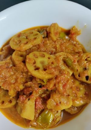 A picture of Lotus stem curry.