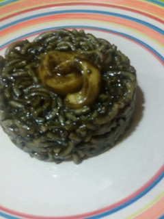 Una foto de Fideuá negra con calamares con Thermomix