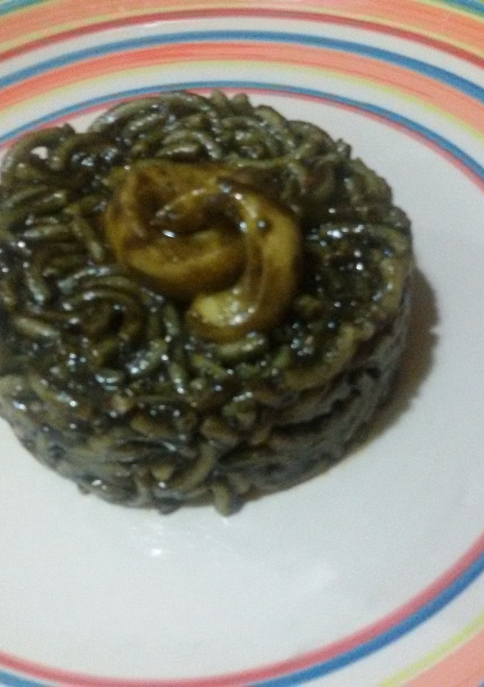 Una foto de Fideuá negra con calamares con Thermomix