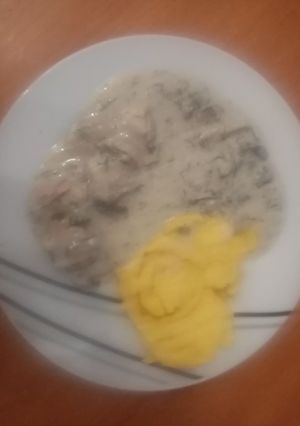 O poză a rețetei Ciulama de pui, ciuperci și mămăligă.