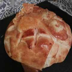 Una foto de Hojaldre relleno de camembert, bacon y cebolla