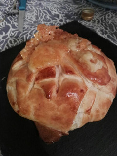 Una foto de Hojaldre relleno de camembert, bacon y cebolla