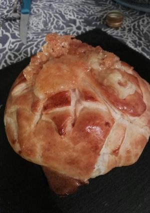 Una foto de Hojaldre relleno de camembert, bacon y cebolla