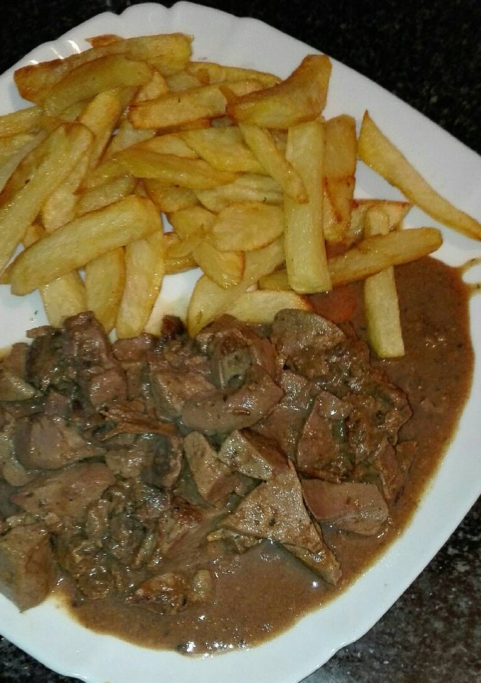 Una foto de Chanfaina burguillana Con patatas fritas