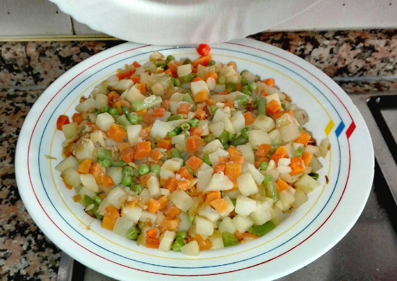 Ligera jardinera de verdura salteada con ajitos al toque de vino blanco