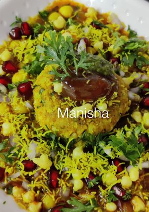 A picture of Khichdi patties chaat.