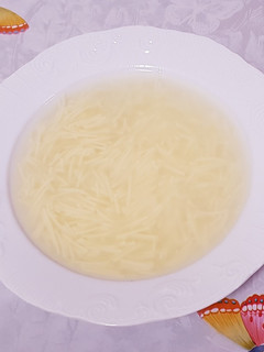Una foto de Caldo casero con 2 ingredientes 🥣