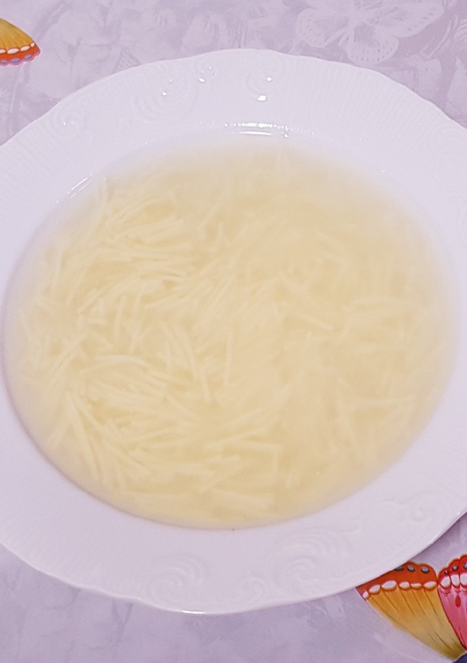 Una foto de Caldo casero con 2 ingredientes 🥣