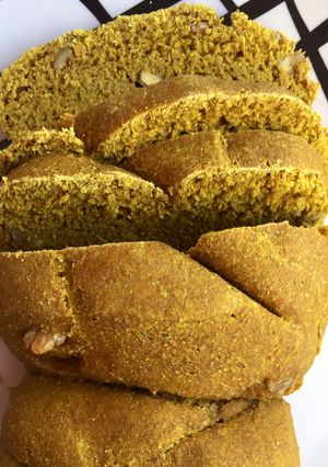 Una foto de Pan integral con cúrcuma y nueces Thermomix