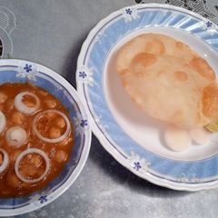 A picture of Chola bhatura.