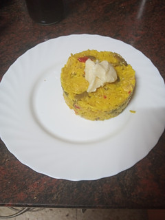 Una foto de Arroz con pechuga de pollo y salteado de verduras y alioli