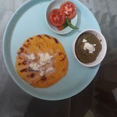 A picture of Sarson da saag makki di roti.